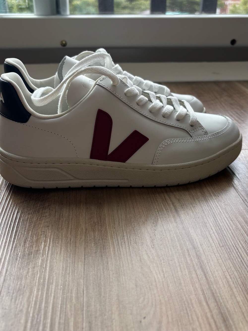 NWT! Veja V-12 sneakers